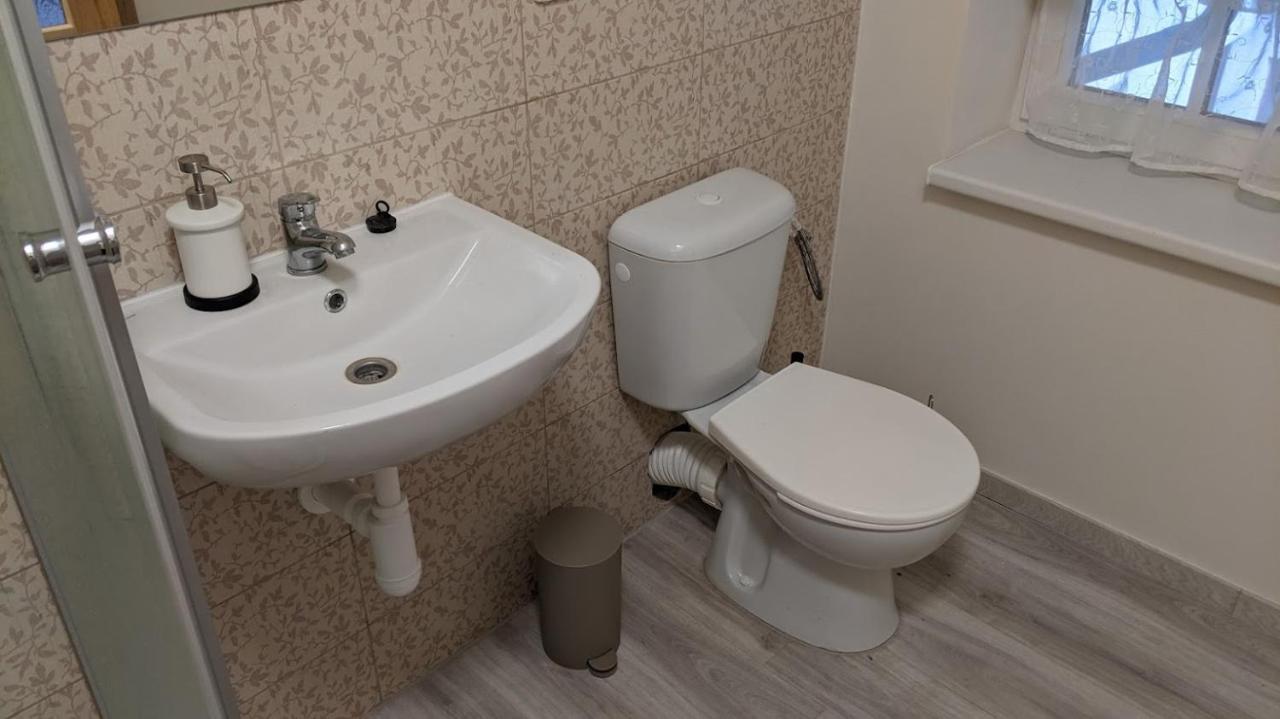 Chalupa u rybníka Střehom Dolní Bousov Exteriér fotografie