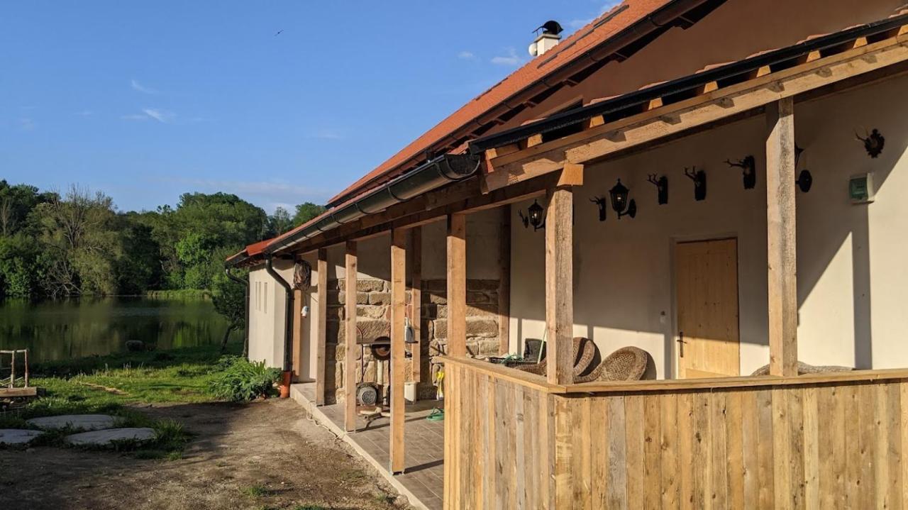Chalupa u rybníka Střehom Dolní Bousov Exteriér fotografie