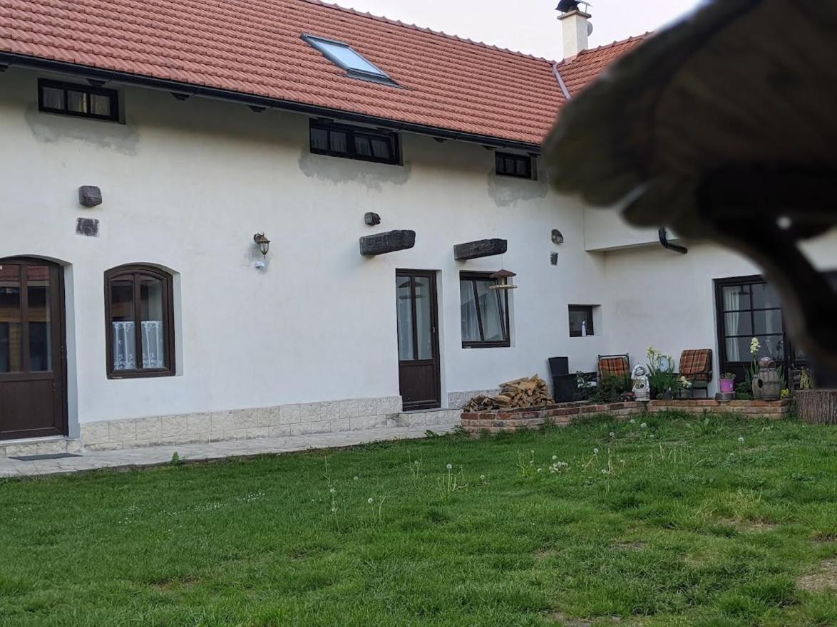 Chalupa u rybníka Střehom Dolní Bousov Exteriér fotografie