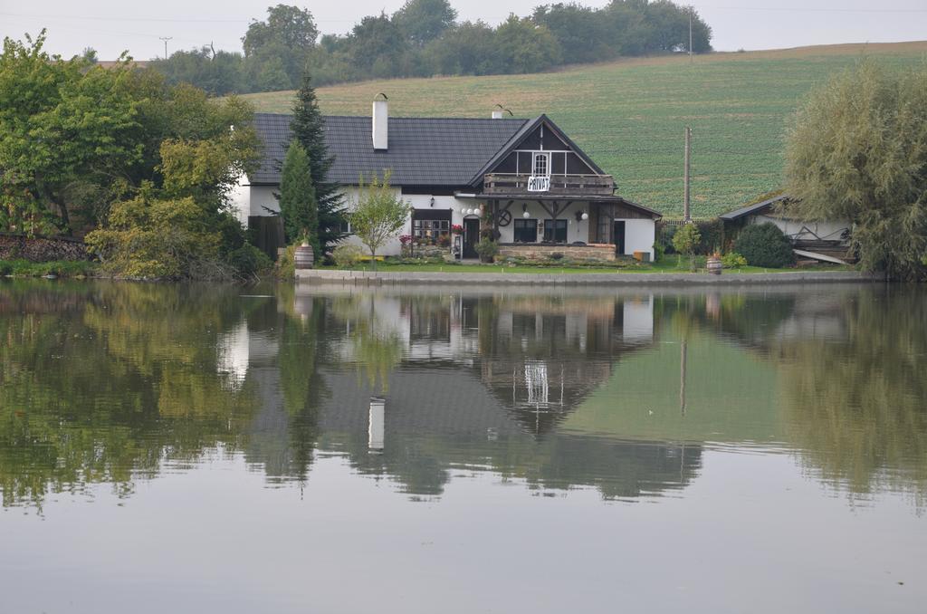 Chalupa u rybníka Střehom Dolní Bousov Exteriér fotografie