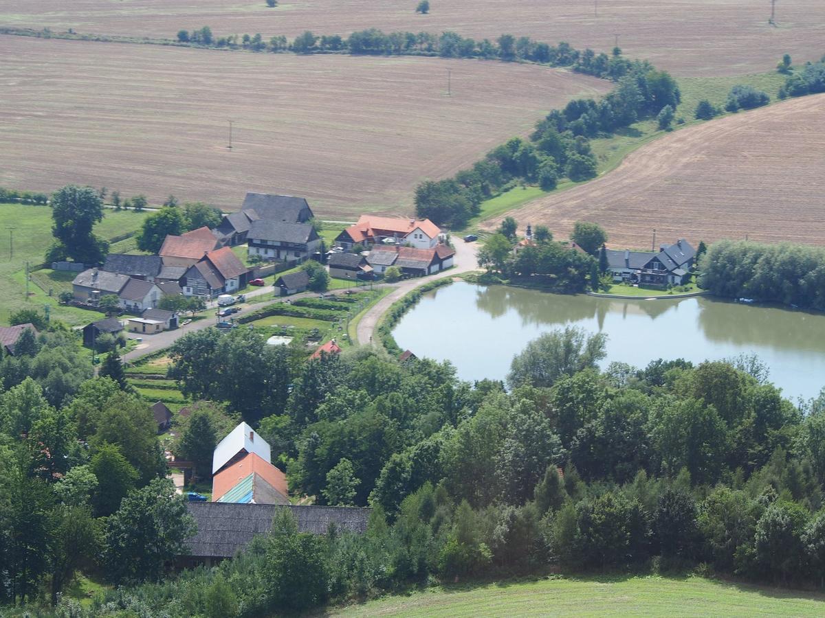 Chalupa u rybníka Střehom Dolní Bousov Exteriér fotografie